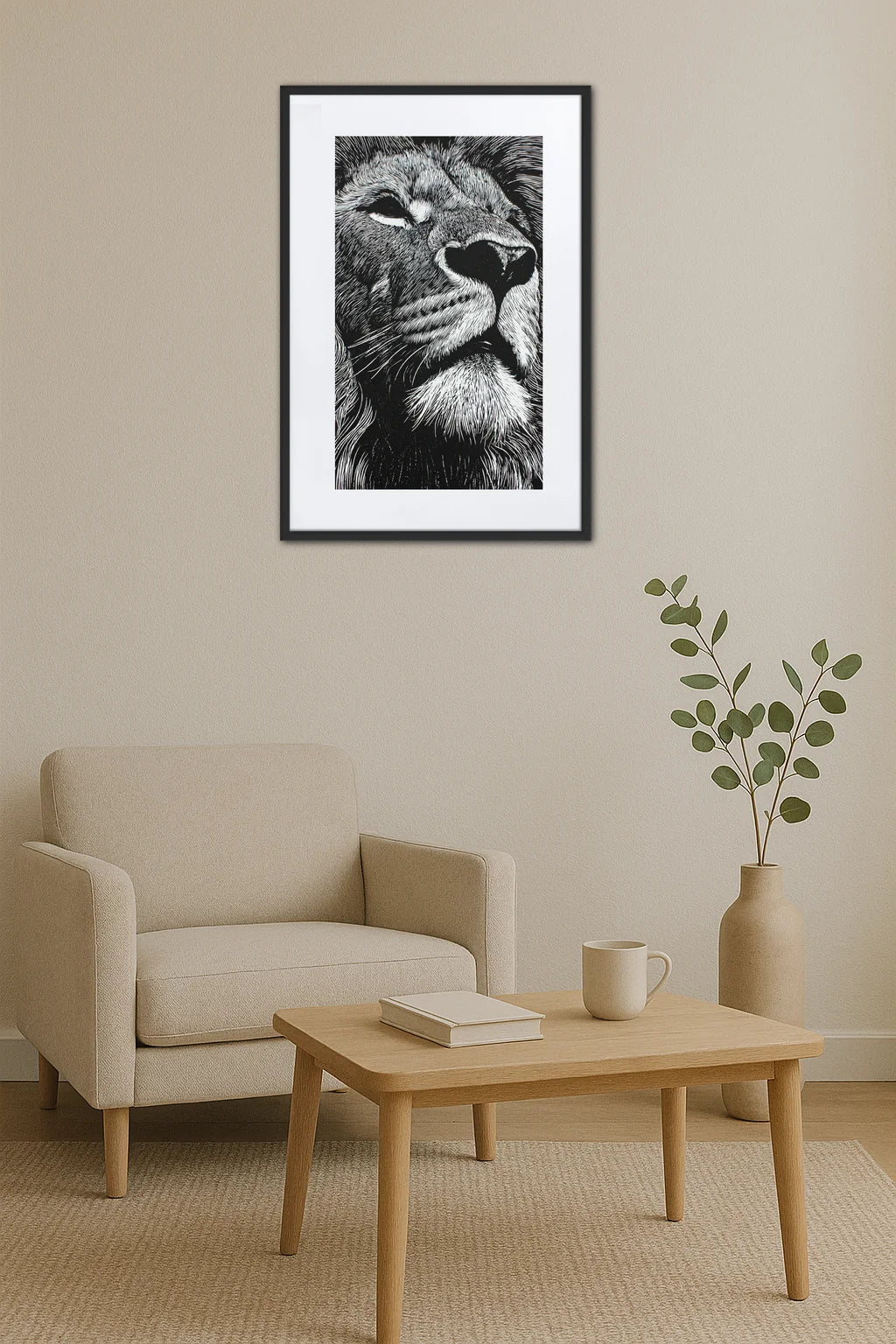Tableau lion noir et blanc style linogravure au-dessus d’un fauteuil dans un intérieur épuré