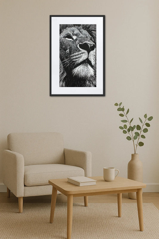 Tableau lion noir et blanc style linogravure au-dessus d’un fauteuil dans un intérieur épuré