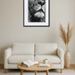 Tableau lion noir et blanc style linogravure au-dessus d’un canapé dans un salon