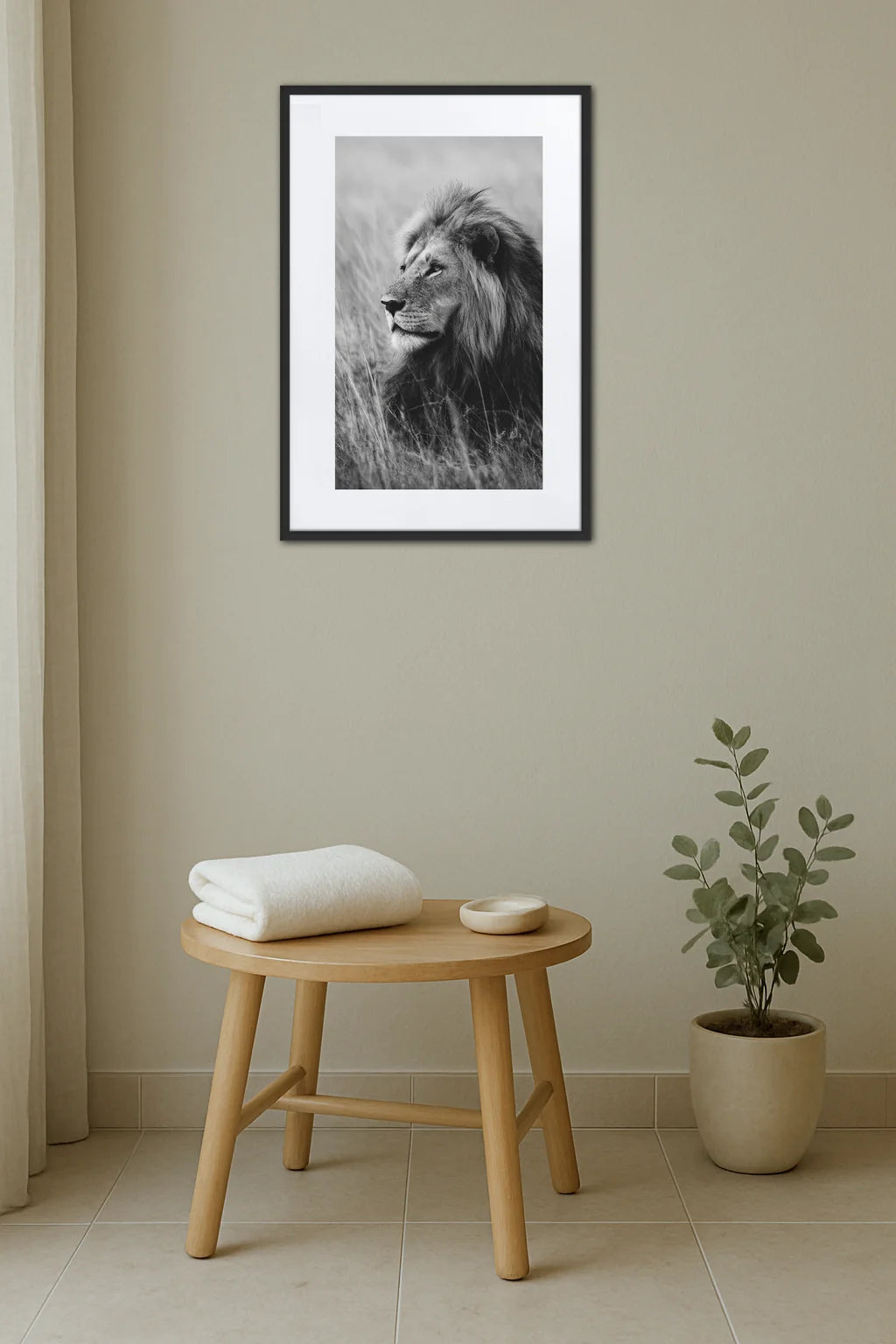 Tableau lion noir et blanc style photo nature dans une salle de bain épurée avec mobilier en bois