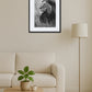Tableau lion noir et blanc style photo nature dans un salon minimaliste au-dessus d’un canapé