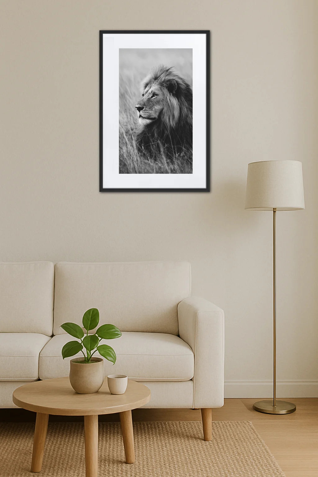 Tableau lion noir et blanc style photo nature dans un salon minimaliste au-dessus d’un canapé