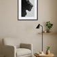 Tableau lion noir et blanc silhouette au-dessus d’un fauteuil dans un salon minimaliste
