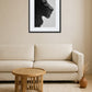 Tableau lion noir et blanc silhouette dans un salon lumineux avec canapé et décoration naturelle