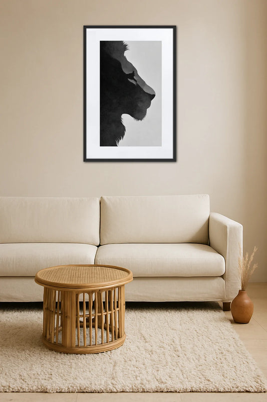 Tableau lion noir et blanc silhouette dans un salon lumineux avec canapé et décoration naturelle