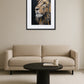 tableau lion noir et or dans un salon contemporain avec canapé beige et table basse noire