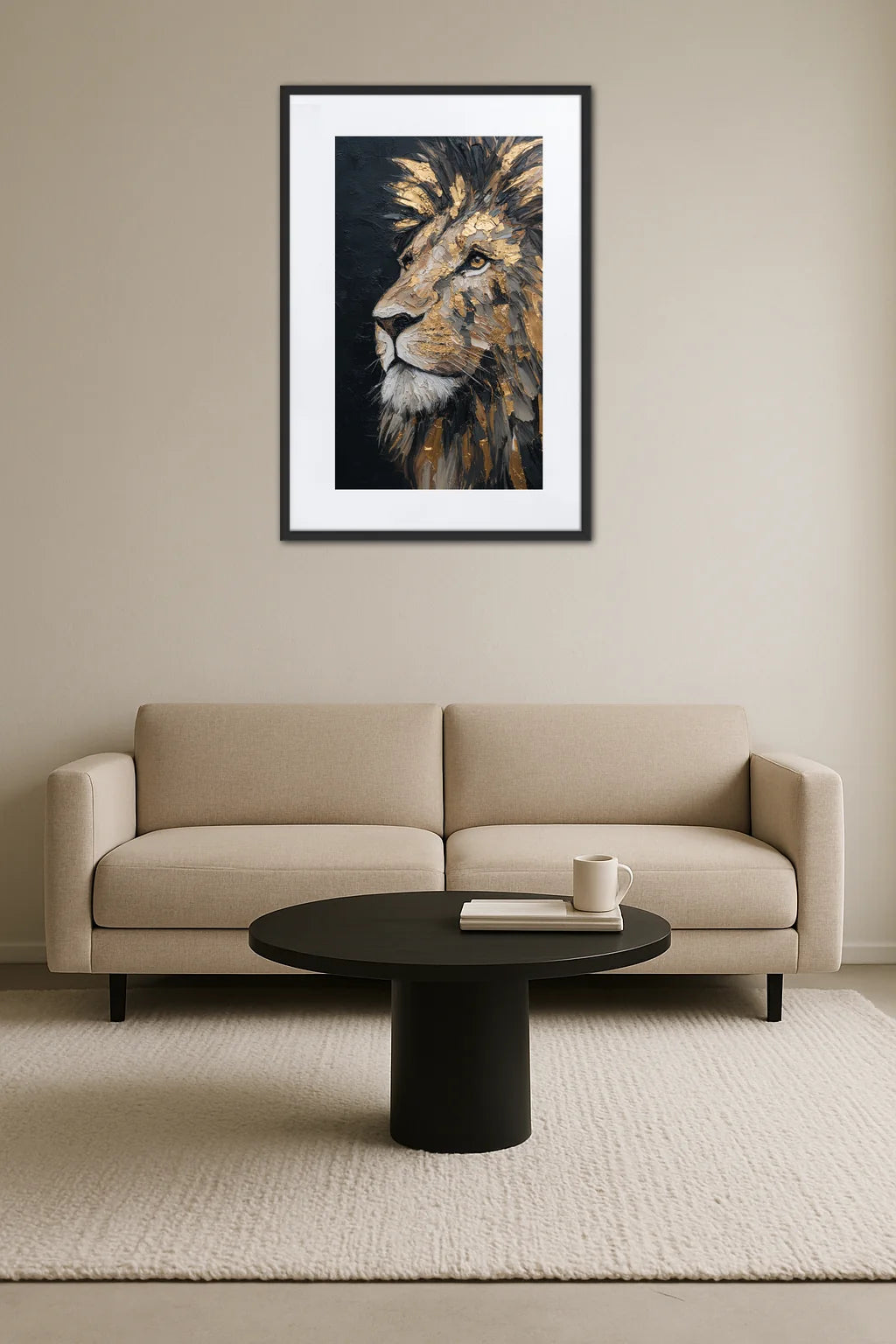 tableau lion noir et or dans un salon contemporain avec canapé beige et table basse noire