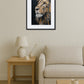 tableau lion noir et or dans un salon minimaliste avec canapé beige et table en bois