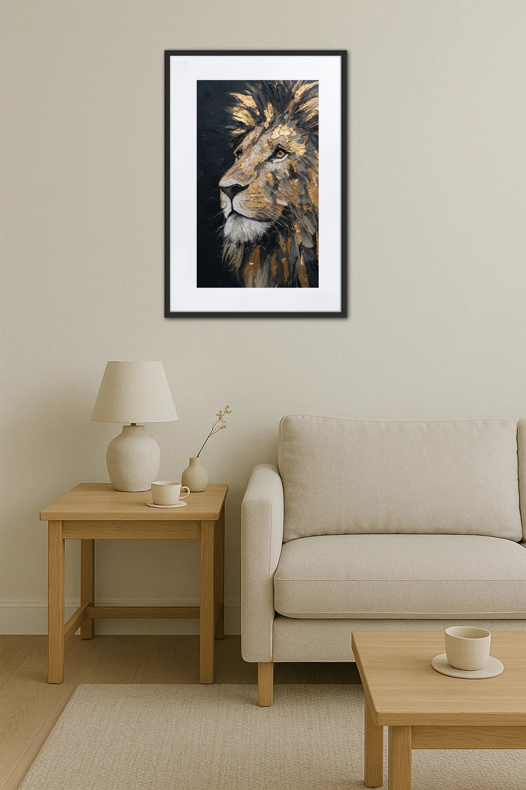 tableau lion noir et or dans un salon minimaliste avec canapé beige et table en bois