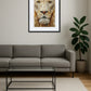 Tableau lion origami dans un salon moderne avec canapé gris et table basse en verre
