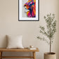 Tableau lion style collage coloré au-dessus d’un banc en bois avec coussin, tasse sur livres et plante en pot