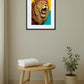 Tableau lion pop art comics coloré au-dessus d’un meuble vasque dans une salle de bain moderne