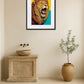 Tableau lion pop art comics coloré au-dessus d’un meuble avec vasque en pierre et plante en pot