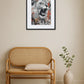 Tableau lion style graffiti au-dessus d’un banc en rotin avec coussin et plante dans un vase sur le sol