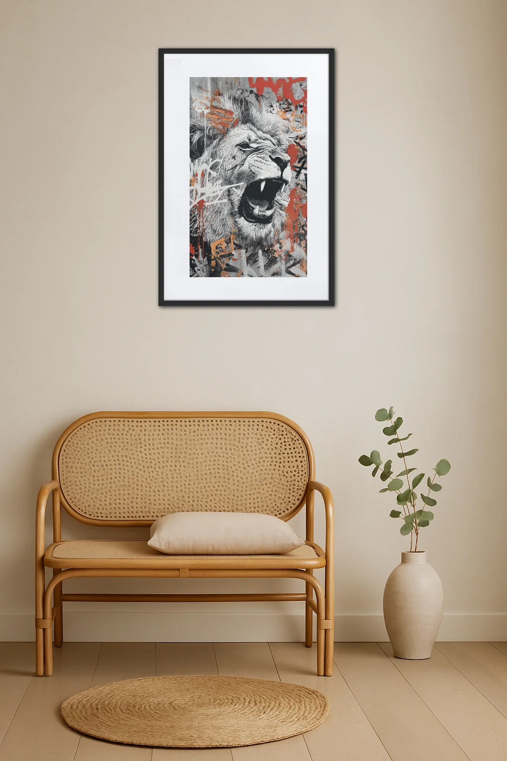 Tableau lion style graffiti au-dessus d’un banc en rotin avec coussin et plante dans un vase sur le sol
