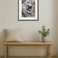 Tableau lion style graffiti accroché au-dessus d’une table en bois avec coussin et plante en pot
