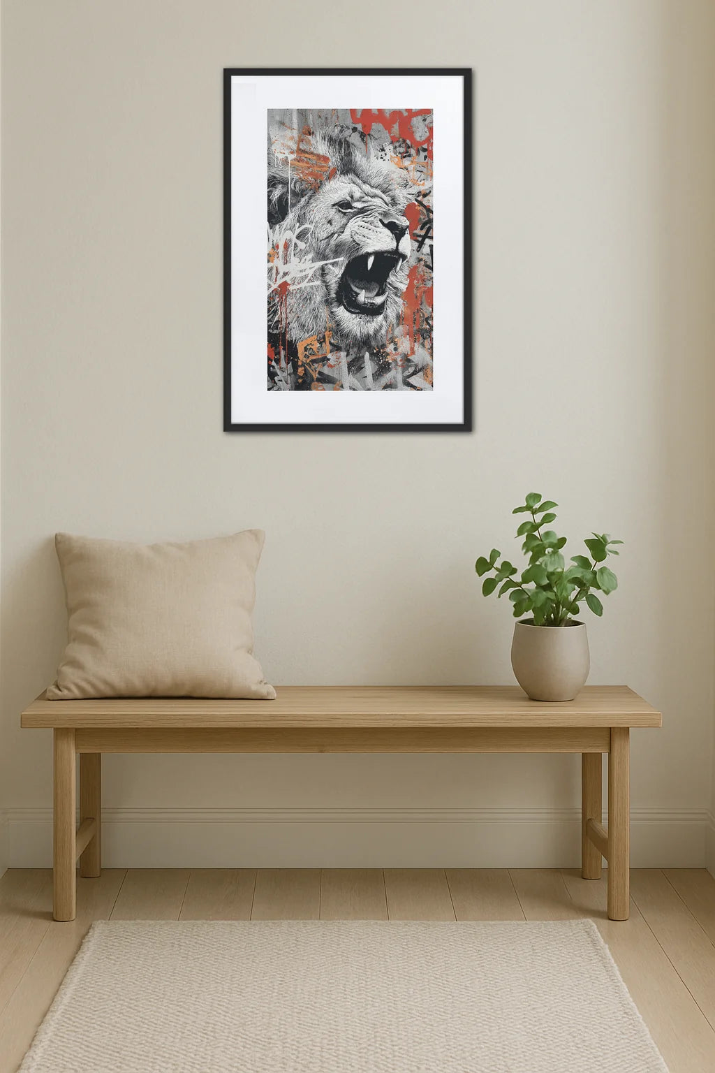 Tableau lion style graffiti accroché au-dessus d’une table en bois avec coussin et plante en pot
