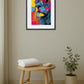Tableau lion pop art avec lunettes au-dessus d’une table ronde en bois avec serviette et plante en pot