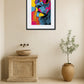 Tableau lion pop art avec lunettes accroché au-dessus d’un meuble avec vasque en pierre et plante en pot