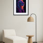 Tableau lion pop art néon coloré au-dessus d’un fauteuil dans un intérieur minimaliste