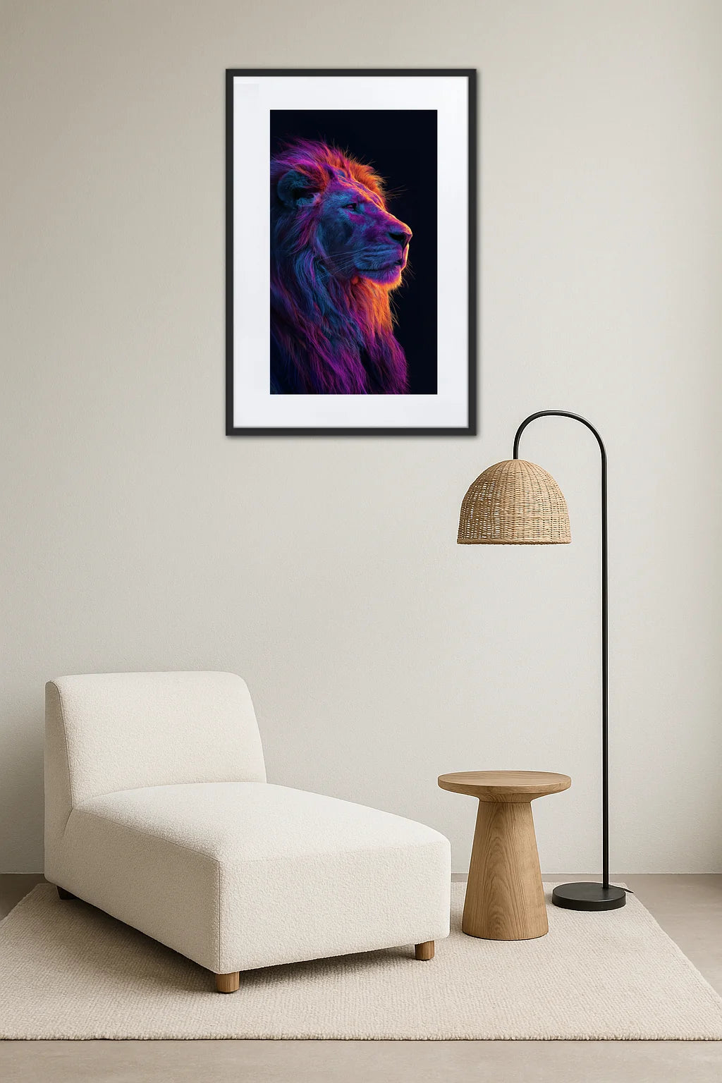 Tableau lion pop art néon coloré au-dessus d’un fauteuil dans un intérieur minimaliste