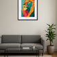 Tableau lion pop art rétro au-dessus d’un canapé avec table basse en verre et plante en pot
