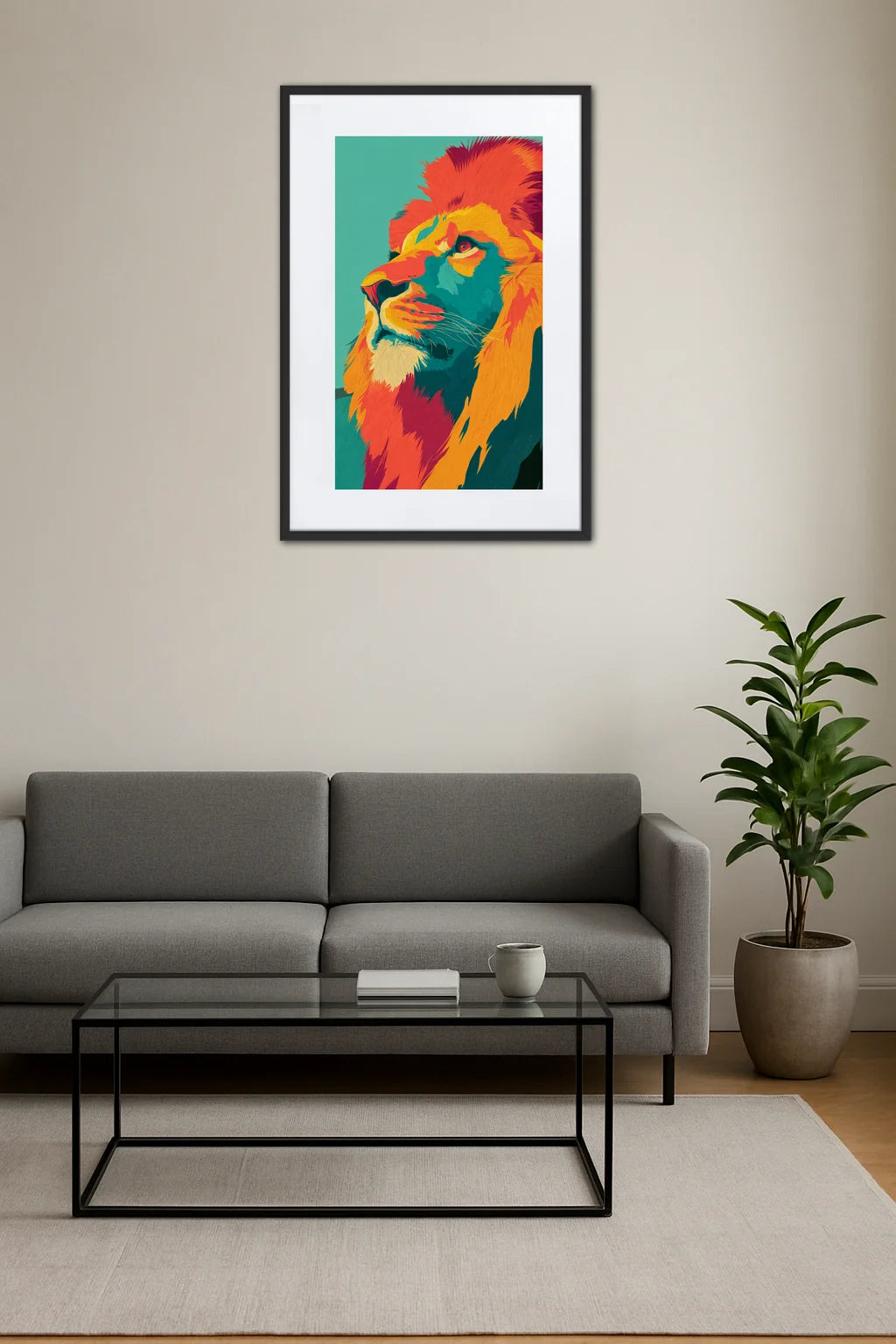Tableau lion pop art rétro au-dessus d’un canapé avec table basse en verre et plante en pot