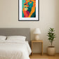 Tableau lion pop art rétro accroché au-dessus d’un lit avec table de chevet, lampe et plante en pot