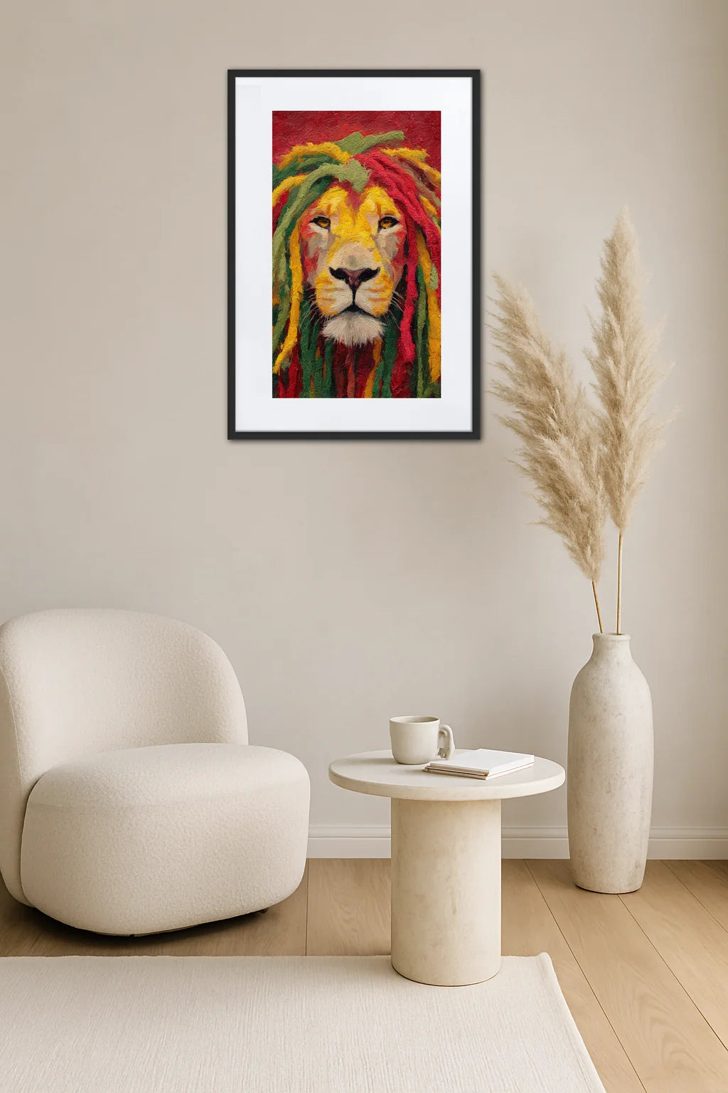 Tableau lion rasta dans un salon minimaliste avec fauteuil blanc et décoration épurée