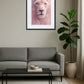 Tableau lion rose au-dessus d’un canapé dans un salon moderne avec plante décorative