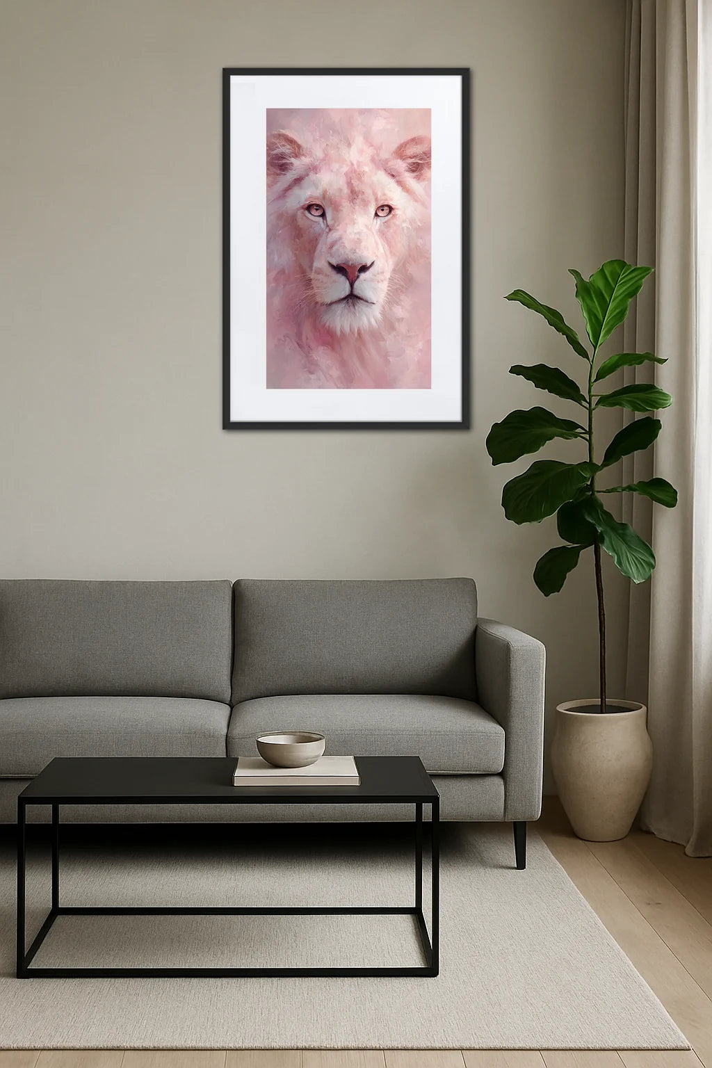 Tableau lion rose au-dessus d’un canapé dans un salon moderne avec plante décorative