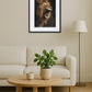 Tableau lion rugissant dans un salon clair avec canapé et table basse ronde en bois