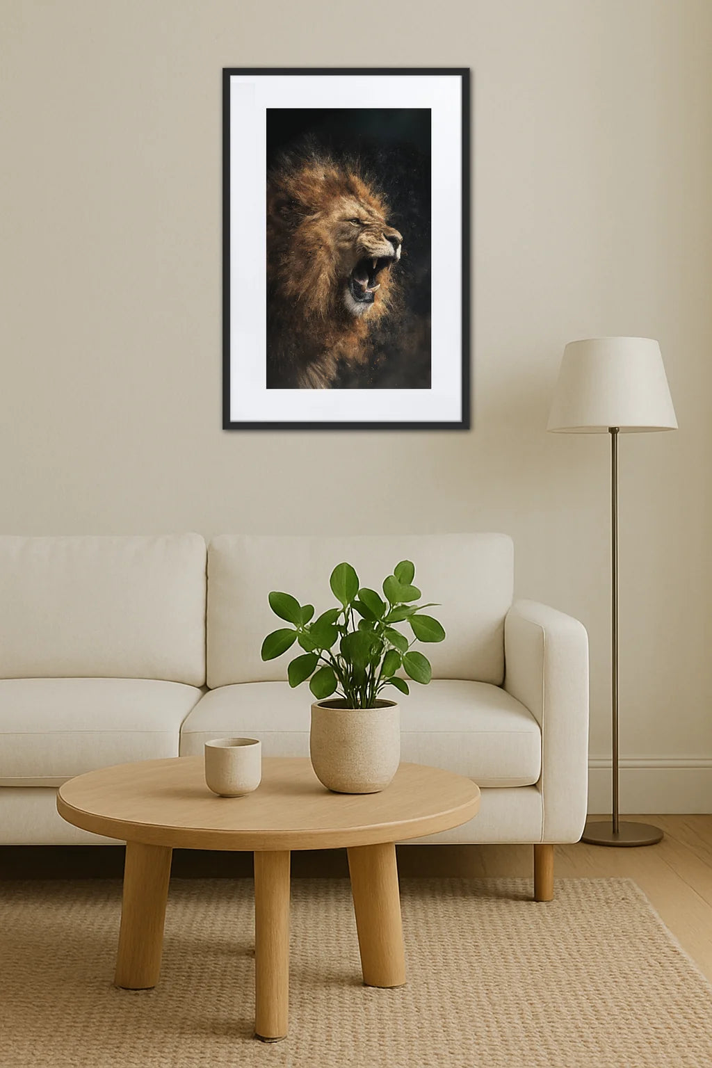 Tableau lion rugissant dans un salon clair avec canapé et table basse ronde en bois