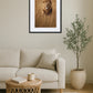 Tableau lion savane dans un salon minimaliste avec table en rotin et plante décorative