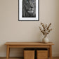Tableau lion yeux bleu dans un salon moderne avec mur foncé et fauteuil en cuir