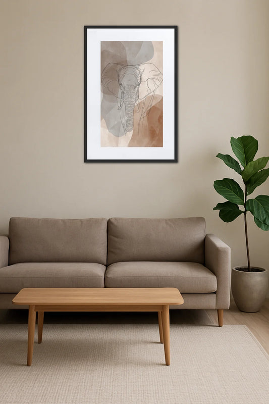 Tableau minimaliste éléphant abstrait accroché au-dessus d’un canapé beige avec table basse en bois et plante verte dans un salon épuré
