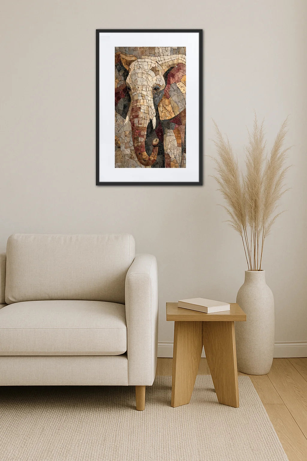 Tableau mosaïque éléphant abstrait au-dessus d’un fauteuil beige dans un salon