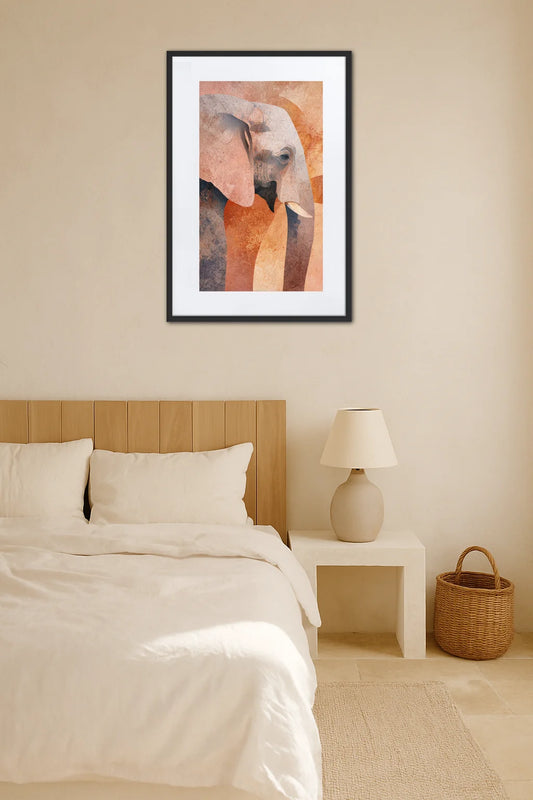 Tableau éléphant abstrait aux tons pastel au-dessus d’un lit dans une chambre beige avec table de chevet et panier en osier