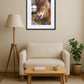 tableau poney accroché au mur au-dessus d’un canapé avec table basse