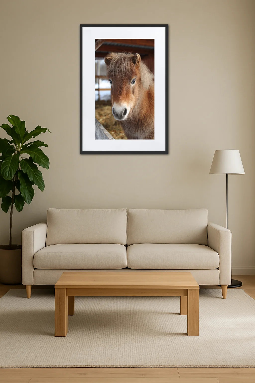 tableau poney accroché au mur au-dessus d’un canapé dans un salon