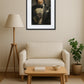 tableau singe en costume avec lunettes tenant des billets au dessus d’un canapé beige avec table basse et lampe