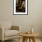 tableau singe peintre avec palette et toile au dessus d’un fauteuil avec table basse en bois clair