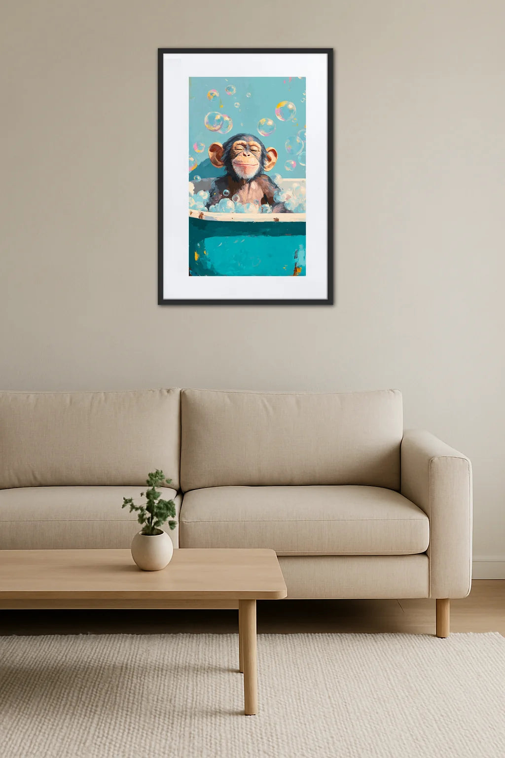 tableau singe dans une baignoire avec bulles au dessus d’un canapé avec table basse en bois