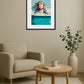 tableau singe dans une baignoire avec bulles au dessus d’un fauteuil avec table basse ronde en bois