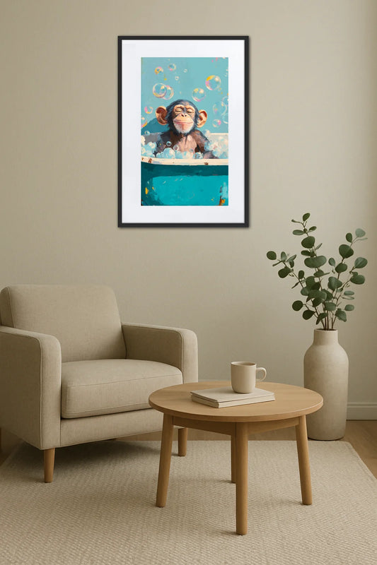 tableau singe dans une baignoire avec bulles au dessus d’un fauteuil avec table basse ronde en bois