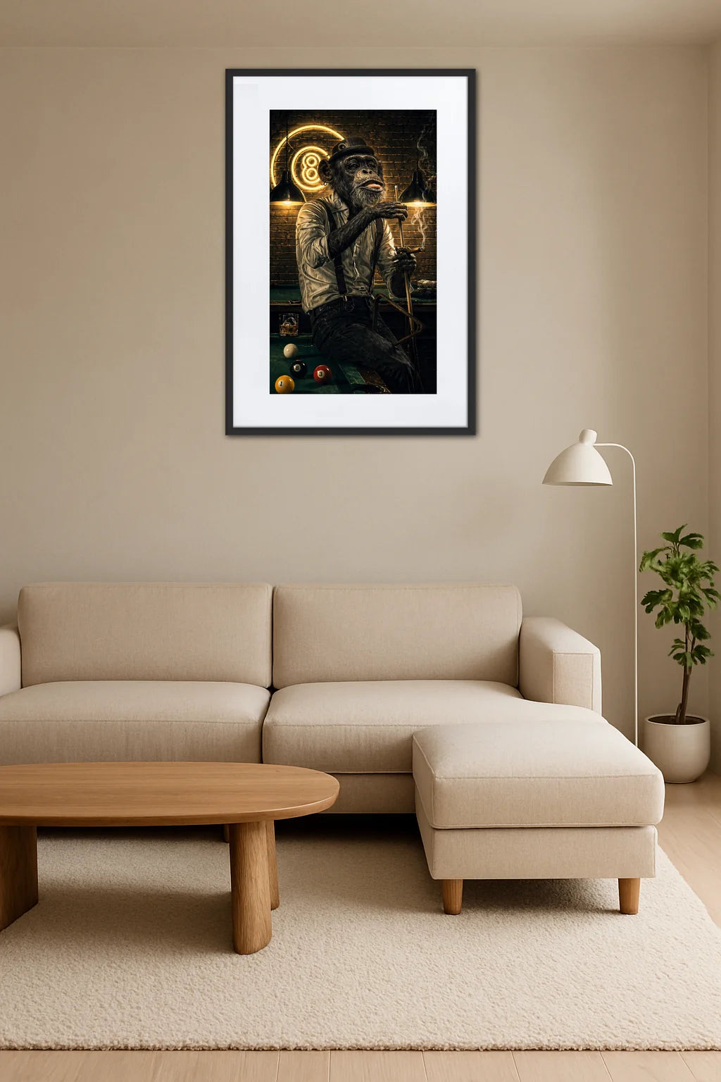 tableau singe jouant au billard style vintage avec néon au dessus d’un canapé beige dans un salon moderne