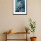 tableau singe bleu pensif au dessus d’un banc en bois avec plante en pot et décoration minimaliste