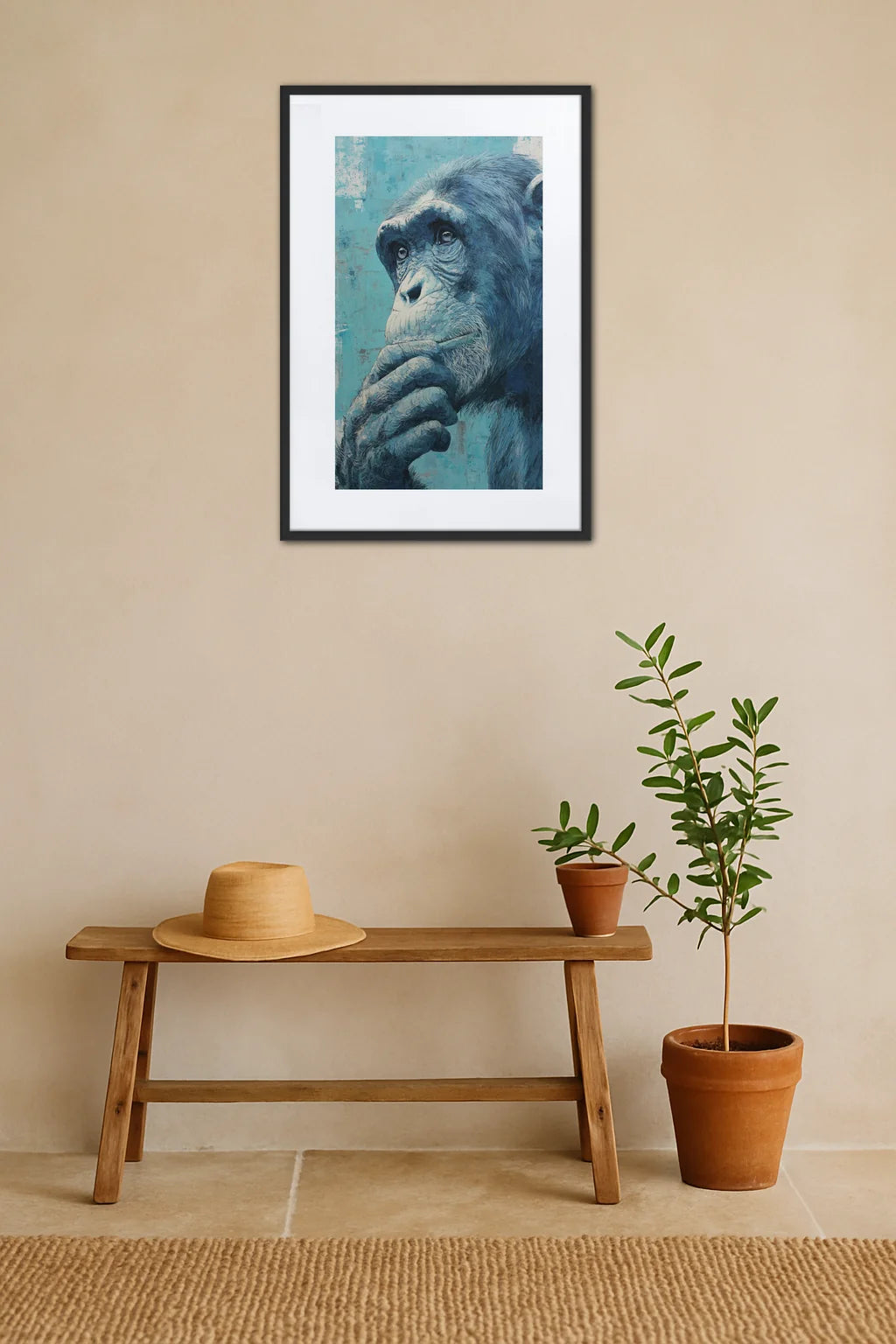 tableau singe bleu pensif au dessus d’un banc en bois avec plante en pot et décoration minimaliste