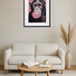 tableau singe bubble gum rose au dessus d’un canapé avec table basse