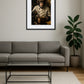tableau singe cuisinier en tenue de chef mélangeant une casserole au dessus d’un canapé gris avec table basse en verre et plante verte